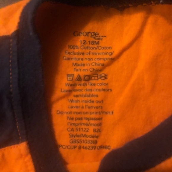 2 Sleeveless Shirts - Picture 3 of 7